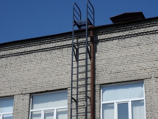 В Таганроге 20-летний парень сорвался с высоты третьего этажа