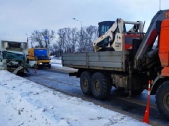 Столкновение двух грузовиков на Большой Санкт-Петербургской закончилось госпитализацией одного из водителей