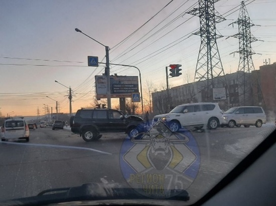 Три дорогостоящих внедорожника столкнулись на перекрестке в Чите