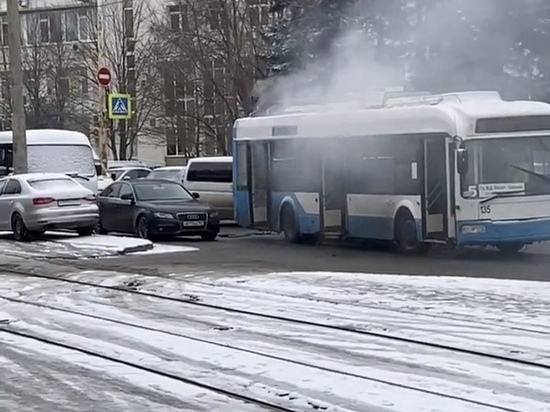 В Ростове загорелся троллейбус