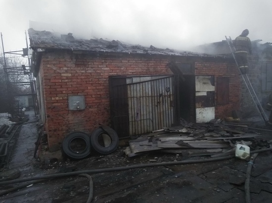 Житель ЛНР решил разжечь печь бензином и сжег дом