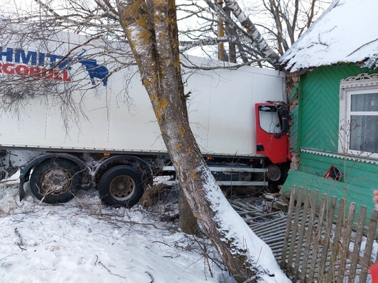 Выпивший водитель фуры чуть не снес жилой дом в новгородской деревне
