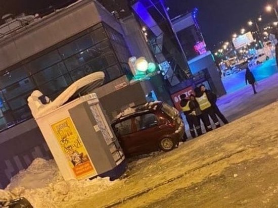 Пьяная ижевчанка протаранила ларек около магазина "Океан" в Ижевске
