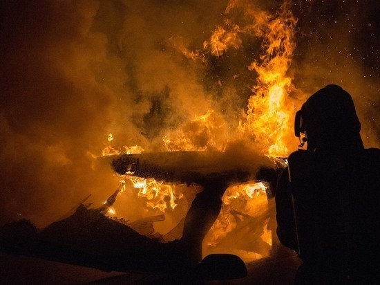 МЧС: Загоревшийся на Крестьянской в Чите дом тушат 16 пожарных