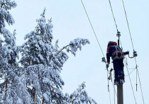В Великом Новгороде и области продолжается ожесточенная борьба коммунальщиков и работников аварийных бригад с последствиями снегопадов