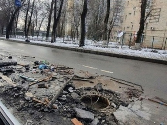 Ростове на Малиновского несколько водителей повредили машины, угодив в открытый люк