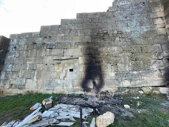 Неизвестные подожгли мусор у древней крепости Дербента