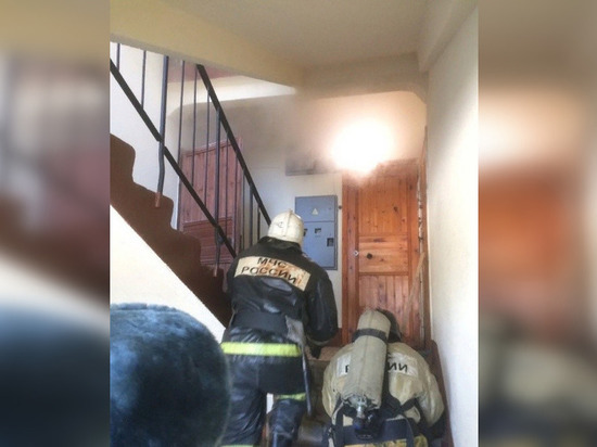 Два десятка человек эвакуировали из горящего дома в Киришах