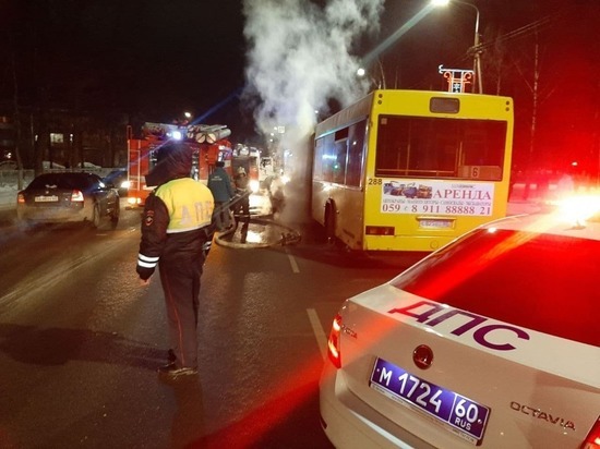 В Пскове загорелся городской автобус