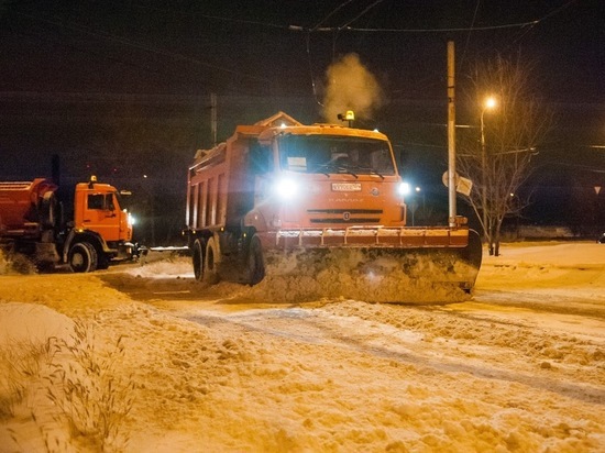 Для борьбы со стихией в Волгограде вышли на дороги 120 спецмашин