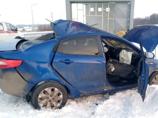 Врезавший в остановку под Курском водитель легковушки попал в больницу