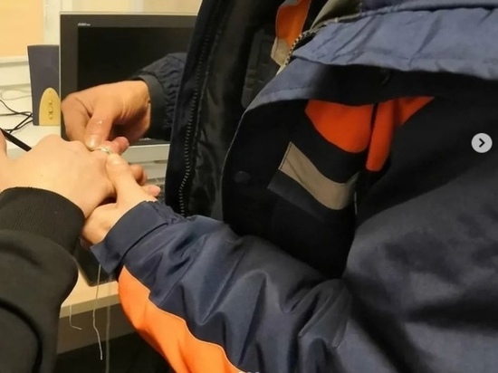 Сам снять не смог: спасатели Ноябрьска срезали застрявшее кольцо с пальца мужчины