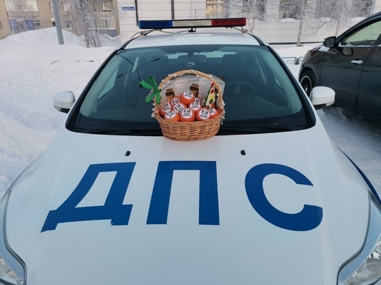Автоинспекторы Надымского района угостили апельсинами трезвых водителей