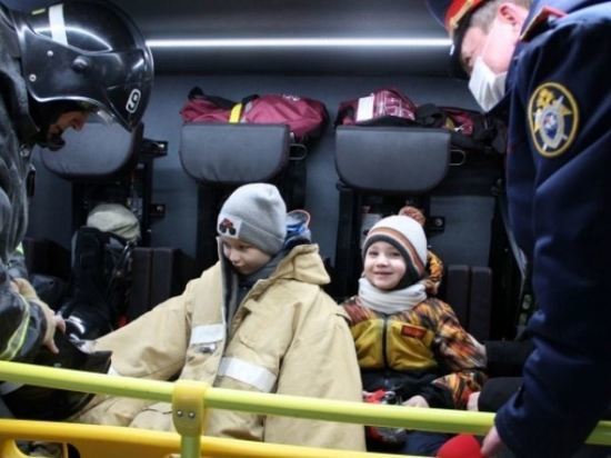 В Новосибирске МЧС и СК подарили 5-летнему мальчику пожарную машину