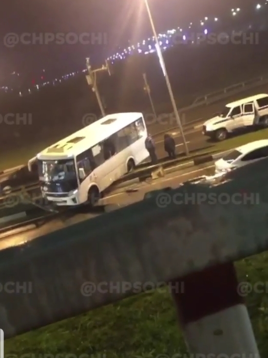 На трассе в Сочи пассажирский автобус врезался в отбойник и повис