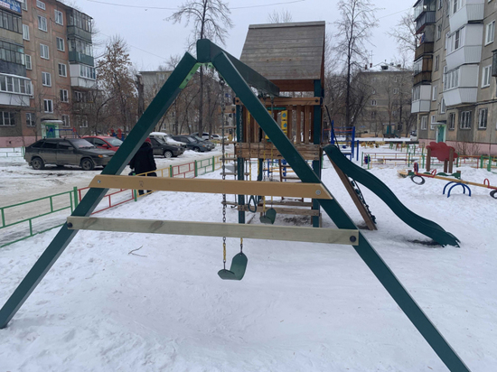 На детской площадке в Челябинске качели рухнули вместе с ребенком