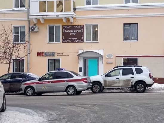 В центре Кирова спецслужбы оцепили офис банка