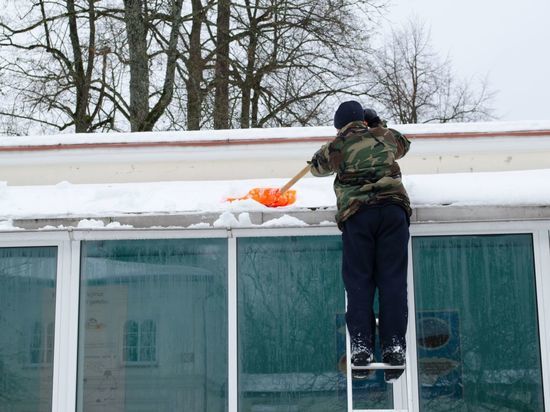 Мужчина упал с крыши детсада во время чистки снега на Седова