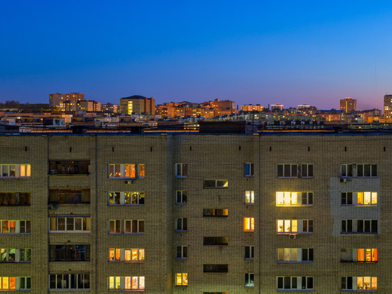 В «Ленэнерго» прокомментировали необычные синие вспышки в небе Тосненского района