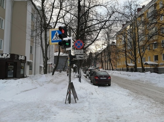 Светофор развернуло ветром в центре Петрозаводска