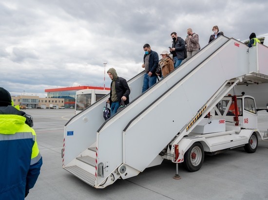 В самолете, приземлившемся в Челябинске, у пожилой женщины украли сумочку с ювелирными украшениями