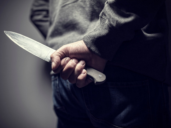 Мужчина напал на пасынка с ножом в Кировском районе
