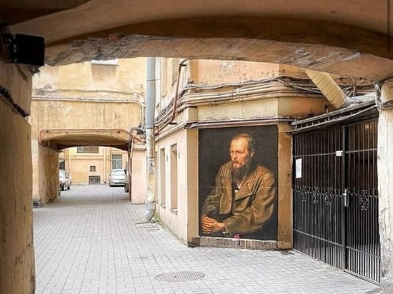 Петербургские чиновники назвали актом вандализма граффити с портретом Достоевского