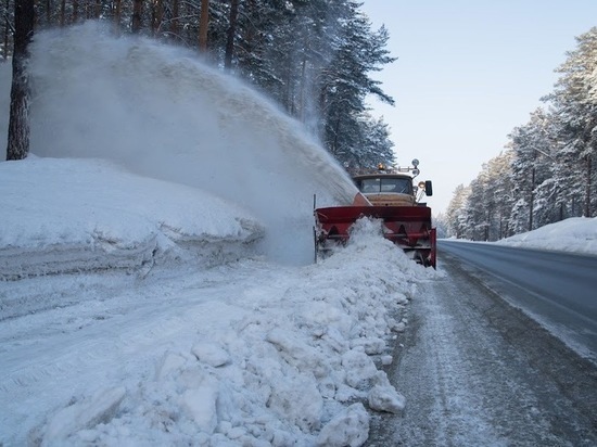 100 единиц техники борются с последствиями снегопадов на трассе "Кола"