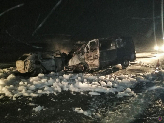 В Волгоградской области после лобового удара загорелись два автомобиля
