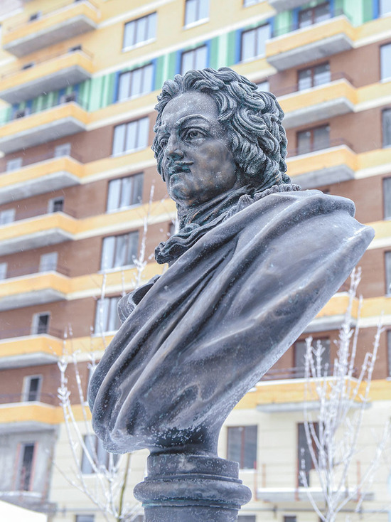 Памятник Петру Первому открыли в Смоленске 13 января у здания прокуратуры области