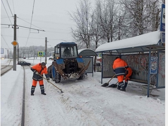 В Смоленске подвели итог дня: 680 кубометров снега убрали в городе 13 января