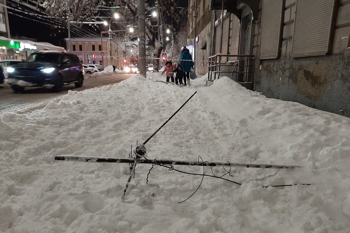 В Саратове вместе со снегом на тротуар упала тв-антенна - МК Саратов