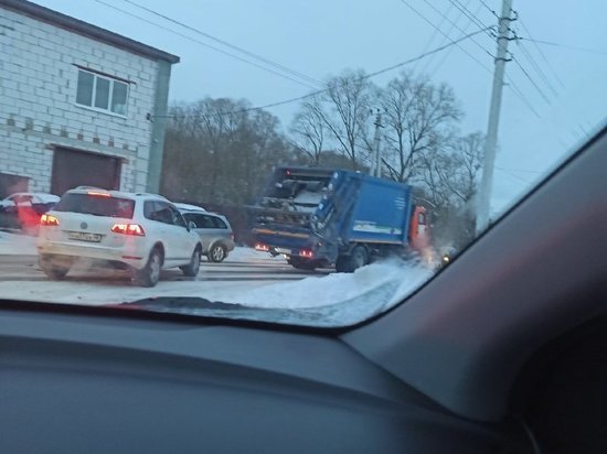 В Курске авария с мусоровозом парализовала улицу Нижнюю Казацкую