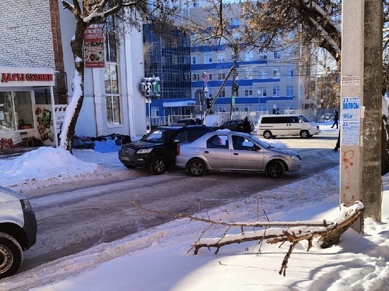В Курске ДТП с двумя легковушками заблокировало улицу Садовую