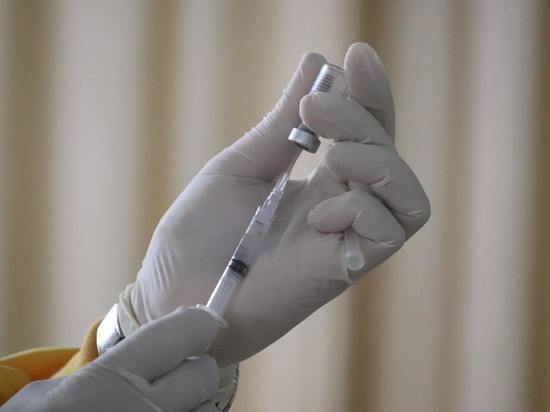 Требование Белого дома об обязательной вакцинации медработников остается в силе