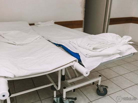В спину впивается решетка: в кузбасской больнице ребенок спал на сломанной кровати