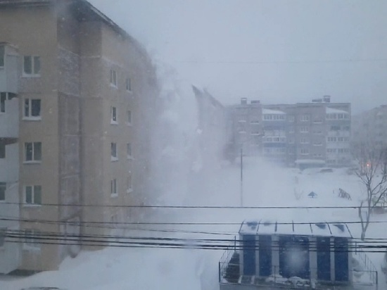 Житель Южно-Сахалинска снял на видео сход снежной лавины с многоэтажки