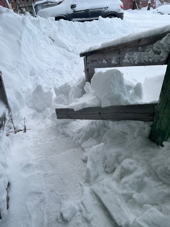 Домик еле держится: в Салехарде коммунальщики разворотили крыльцо дома при уборке снега