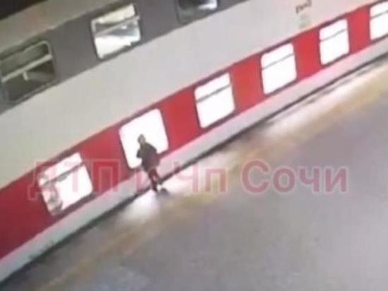 Ребёнок упал на ж/д-пути возле поезда в Сочи