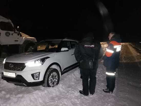 Спасатели Ямала вызволили из снежного плена застрявших вместе с машиной северян