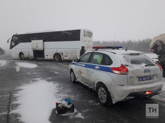 В столкновении рейсового автобуса со снегоуборочной техникой в РТ пострадали люди