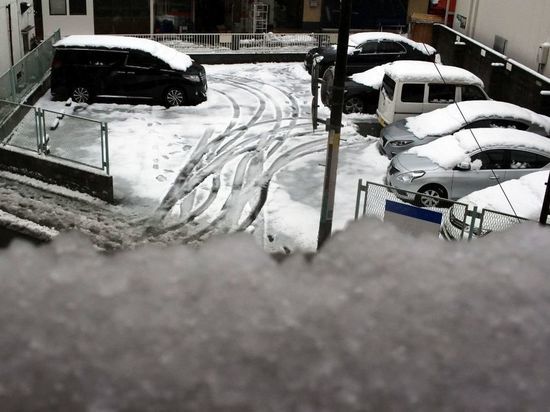 Мурманские автомобилисты пострадали от падения льда с крыш