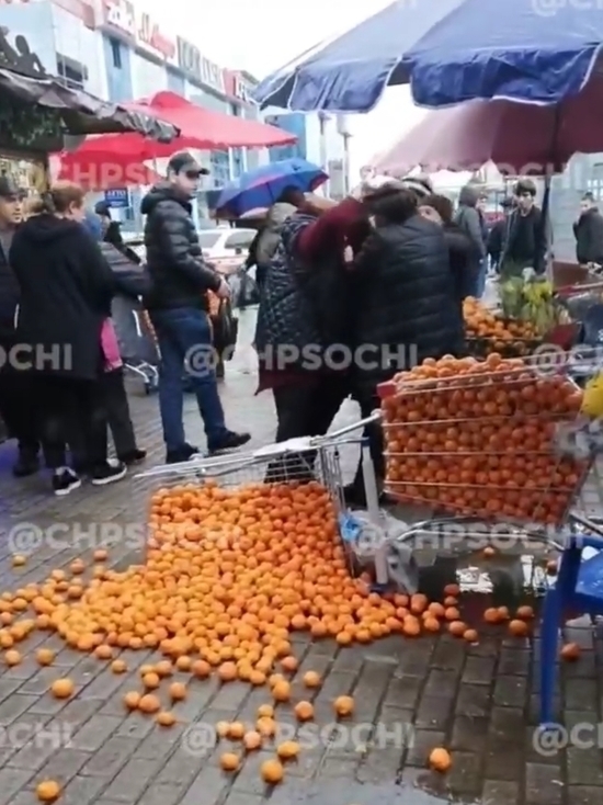 Продавцы мандаринов устроили драку в Адлерском районе Сочи