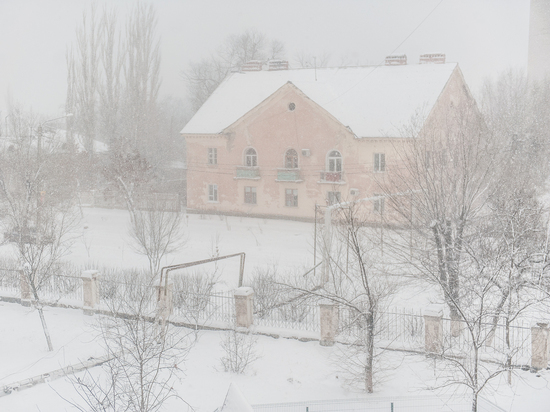 В Астрахани продолжают ликвидировать последствия снегопада