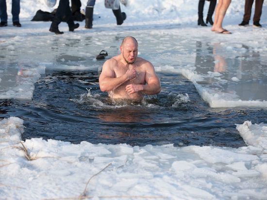 Петербуржцев, переболевших COVID-19, попросили воздержаться от крещенских купаний