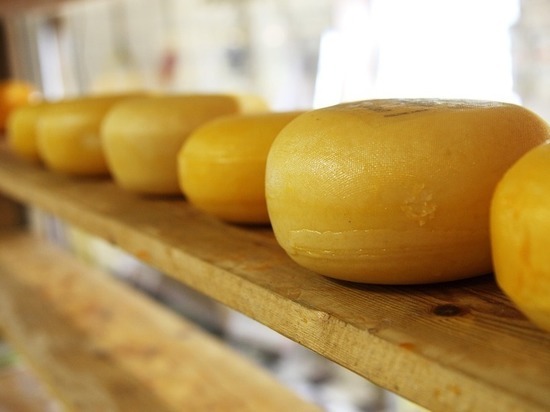 В Пскове 19-летний парень украл из магазина больше 2 кг сыра и сбежал