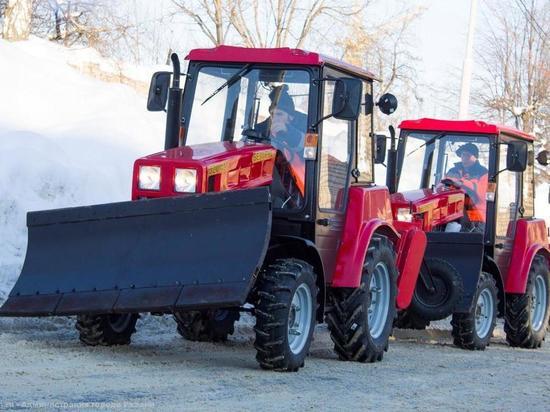 Очищать улицы Рязани от снега вышли новые тракторы