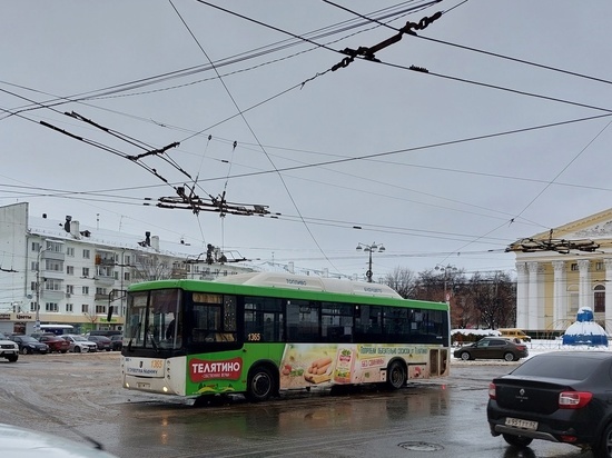 На площади Театральной в Рязани сломался автобус, собирается пробка