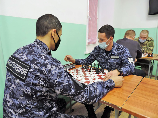 Сотрудники подразделений Росгвардии в Хакасии сыграли в шахматы