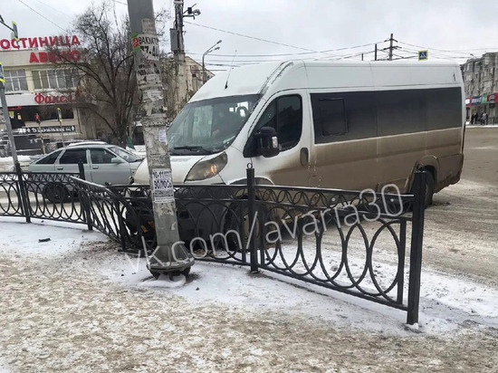  В Астрахани пассажирский микроавтобус чуть не протаранил остановку общественного транспорта